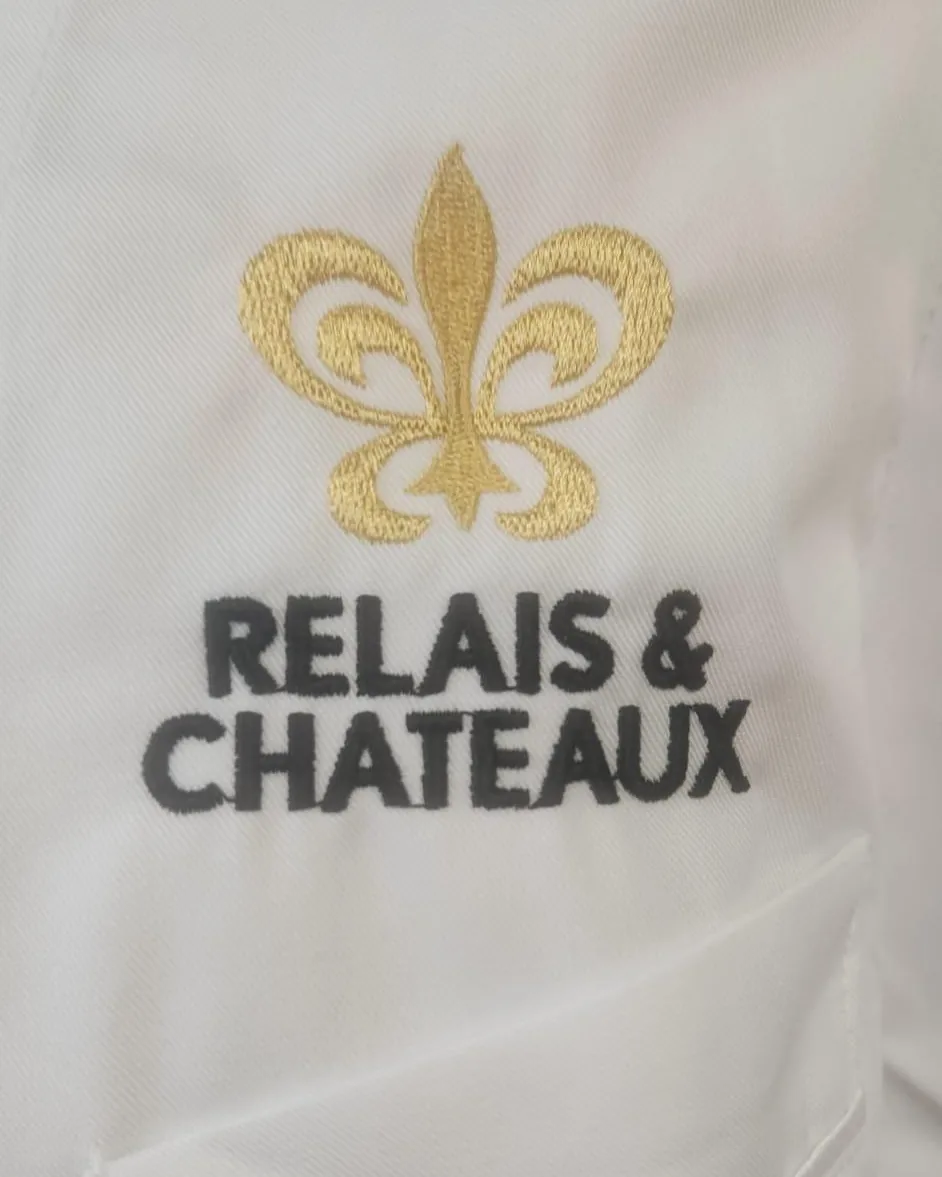 Prenda con logotipo bordado en el pecho izquierdo