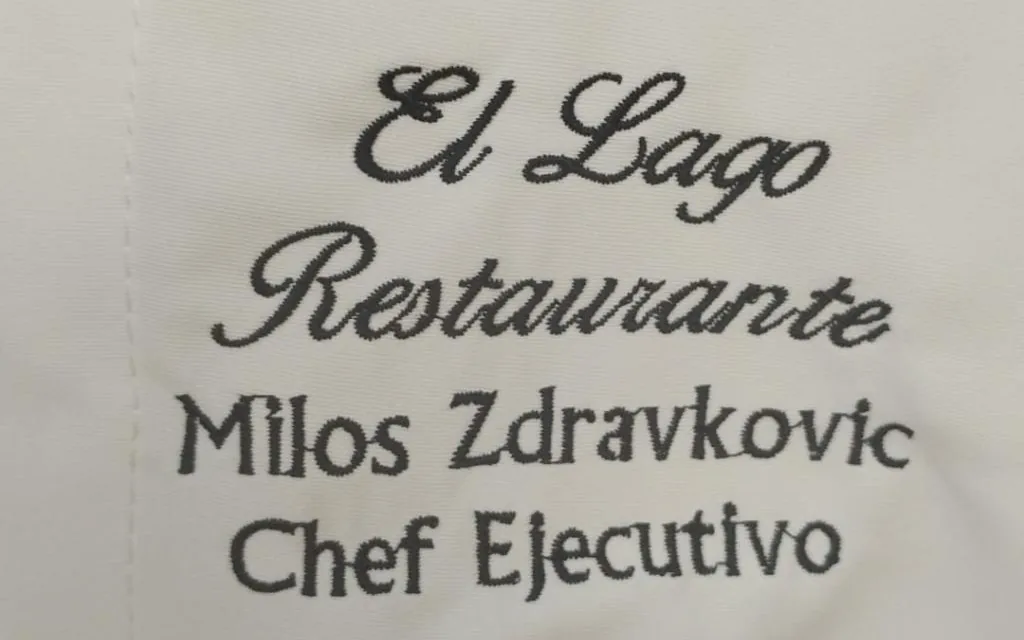 Prenda con logotipo bordado en el pecho izquierdo