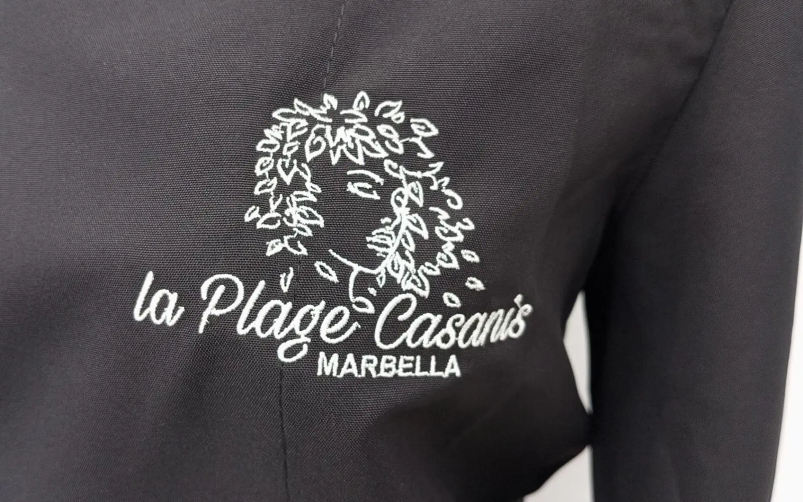 Prenda con logotipo bordado en el pecho izquierdo