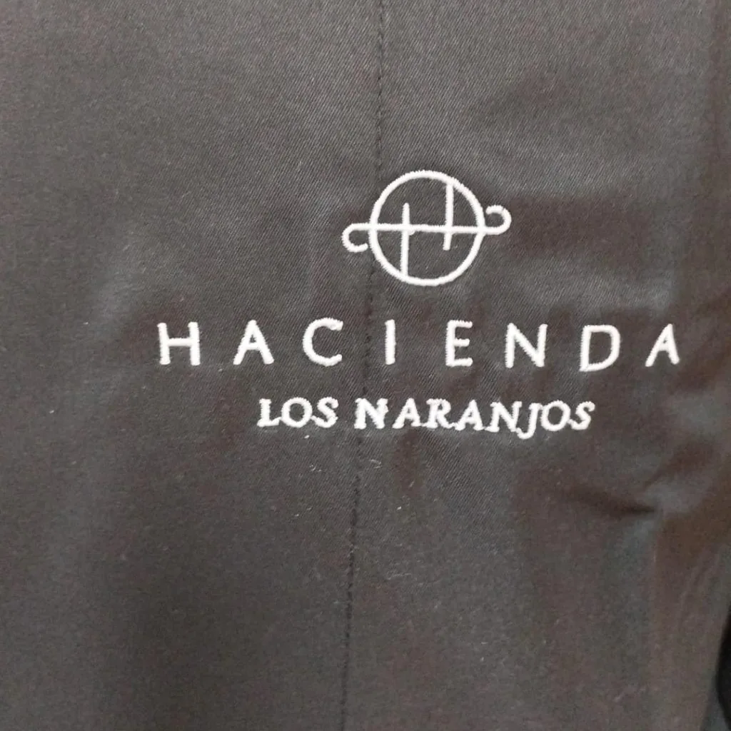 Prenda con logotipo bordado en el pecho izquierdo