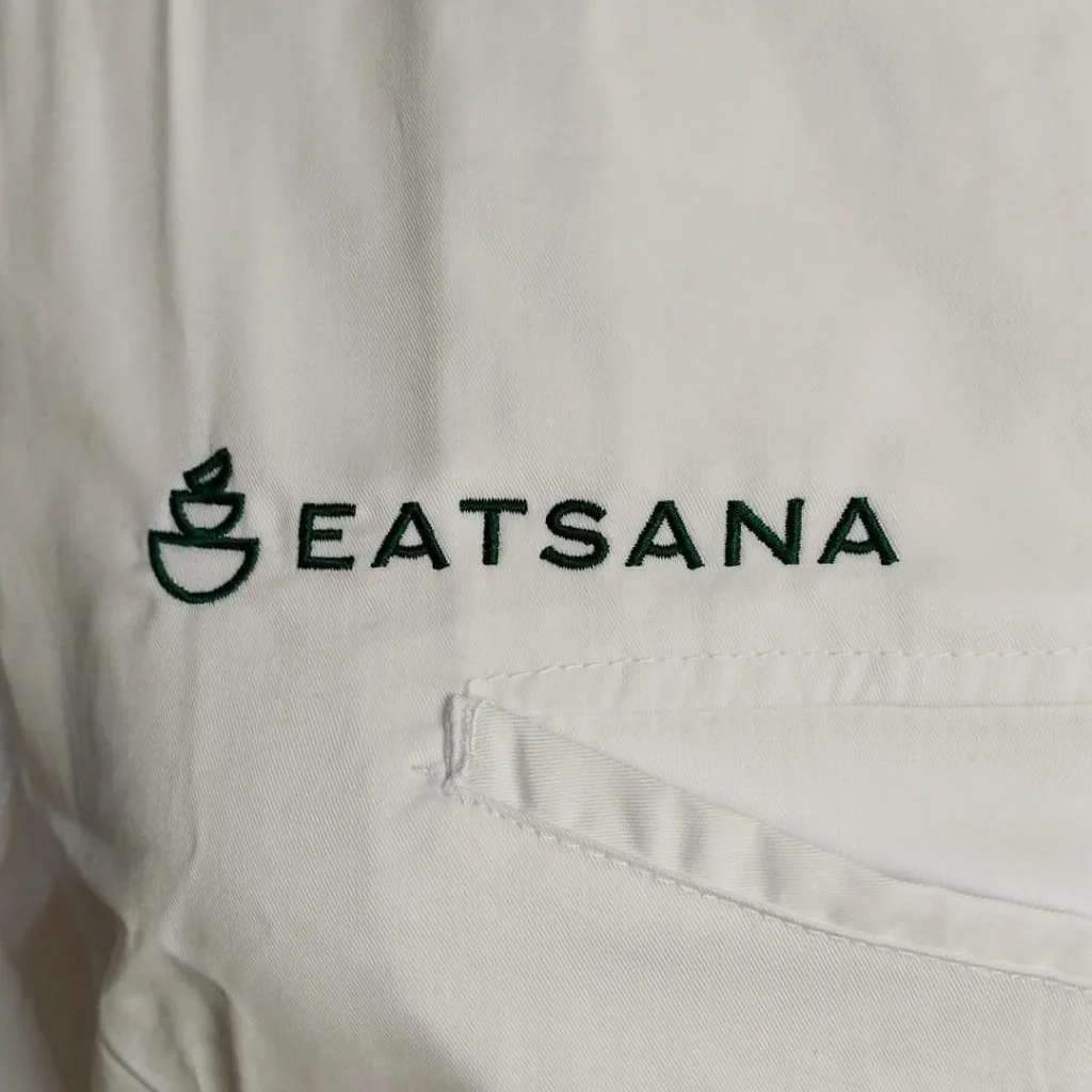 Prenda con logotipo bordado en el pecho derecho