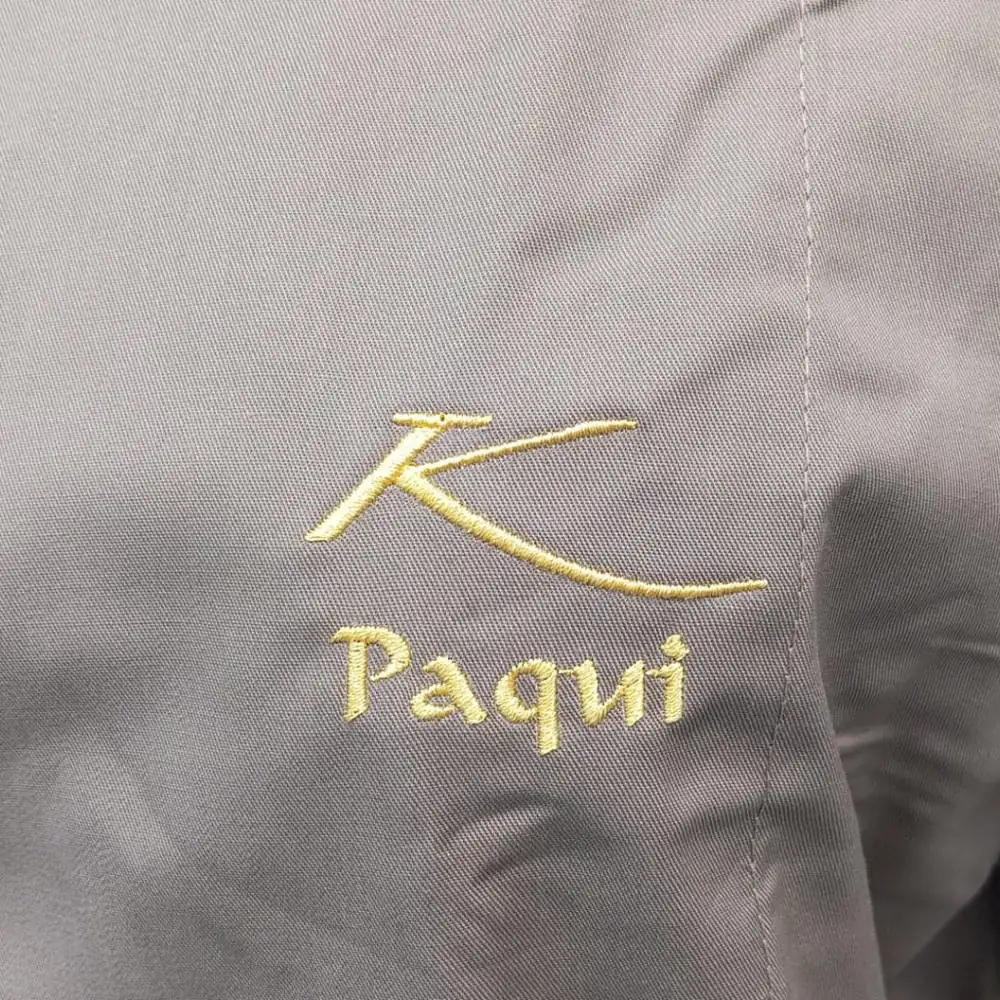 Prenda con logotipo bordado en el pecho izquierdo