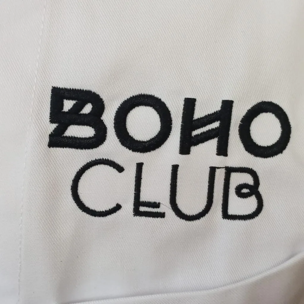 Chaqueta con logotipo bordado en el pecho izquierdo