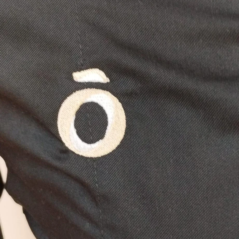 Chaqueta con logotipo bordado en el pecho derecho