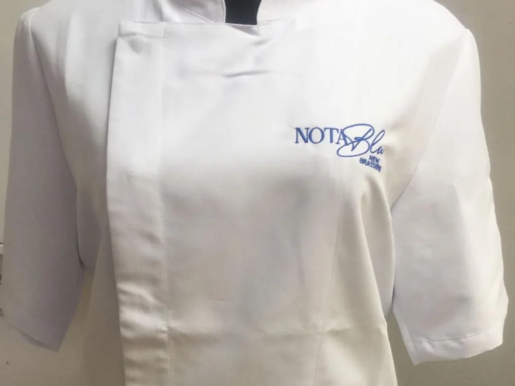 Prenda con logotipo bordado en el pecho izquierdo
