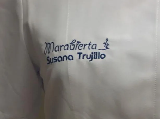 Prenda con logotipo bordado en pecho opuesto
