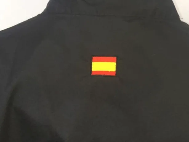 Prenda con logotipo bordado en cuello