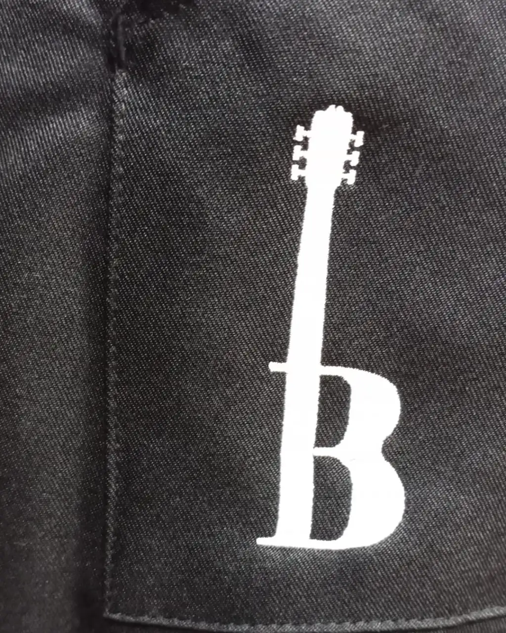 Delantal con logotipo bordado en bolsillo derecho