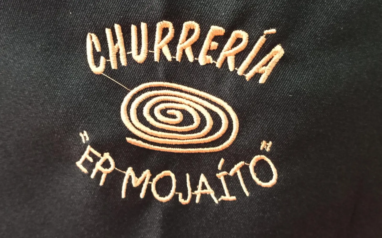 Delantal con logotipo bordado en el centro