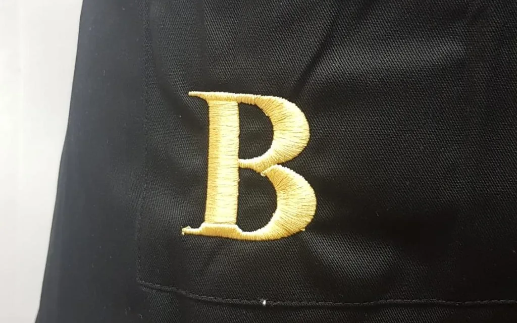 Delantal con logotipo bordado en bolsillo izquierdo