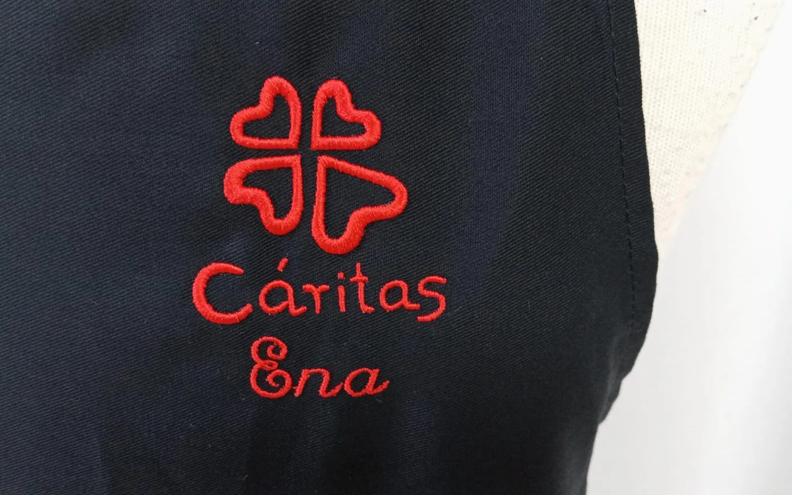Delantal con logotipo bordado en el pecho izquierdo