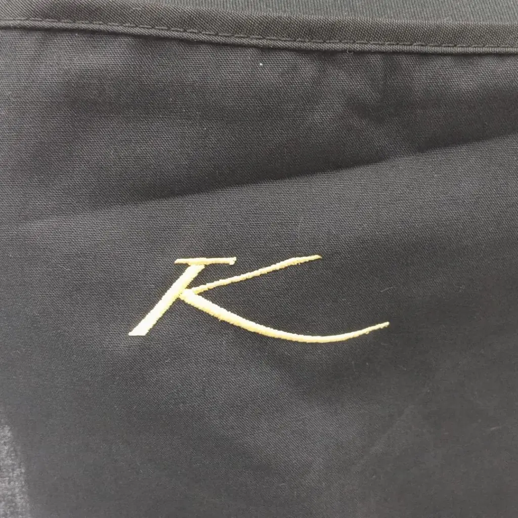 Delantal con logotipo bordado en el centro
