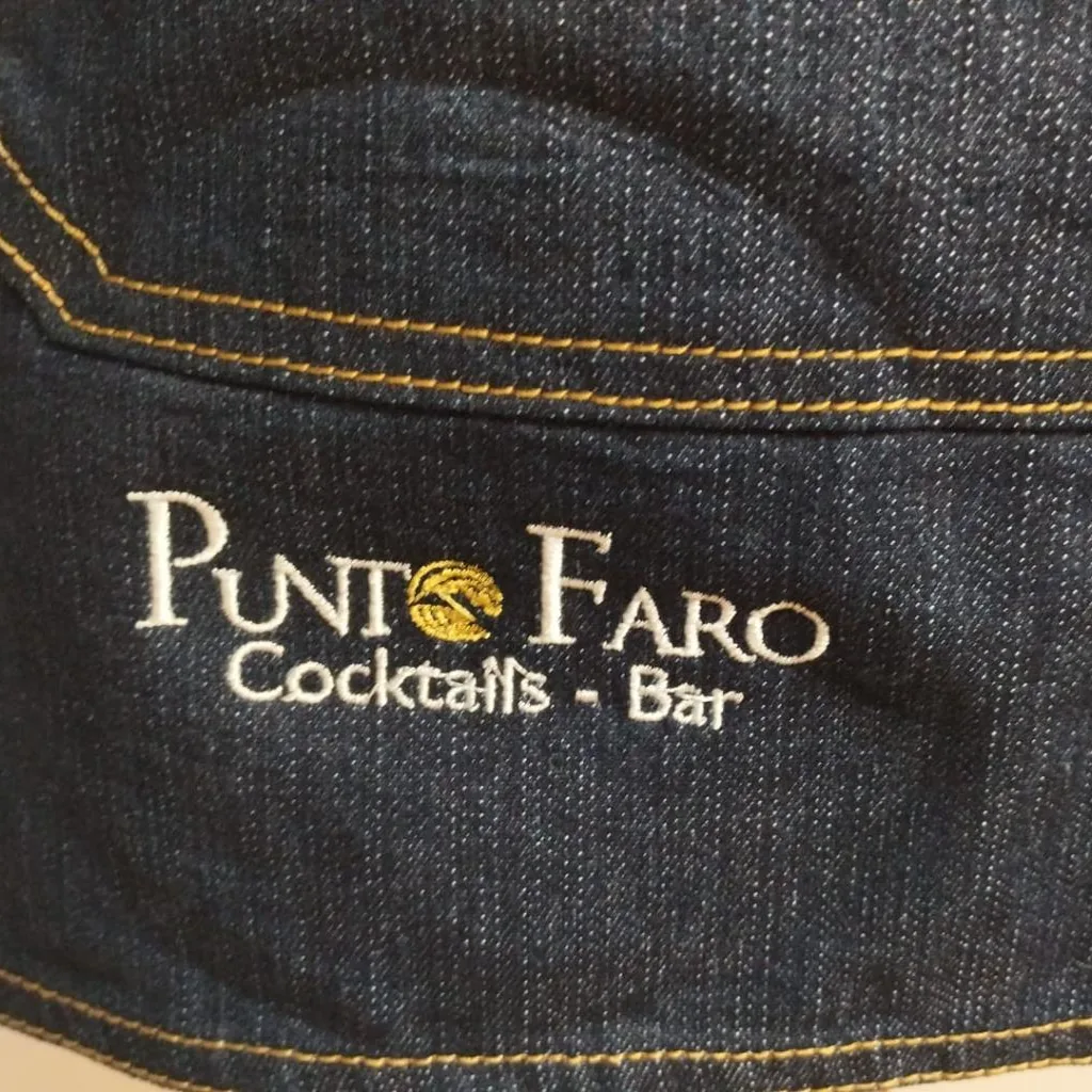 Delantal con logotipo bordado en pecho derecho