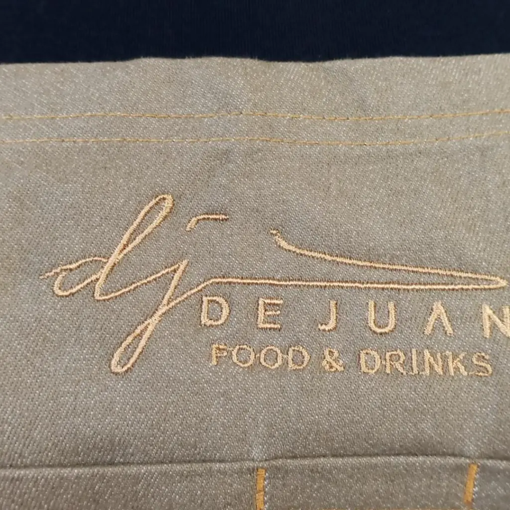 Delantal con logotipo bordado en el centro