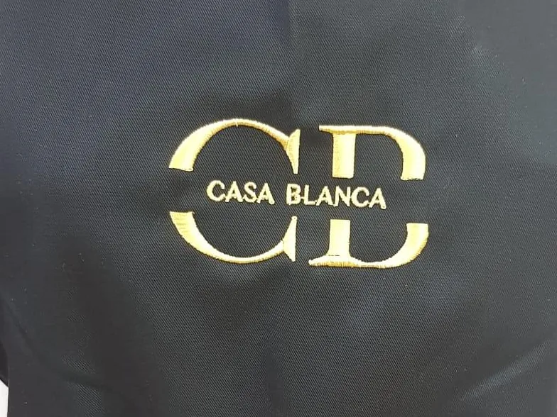 Delantal con logotipo bordado en peto centrado