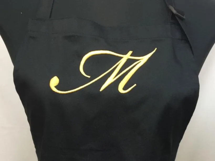 Delantal con logotipo bordado en peto lado izquierdo