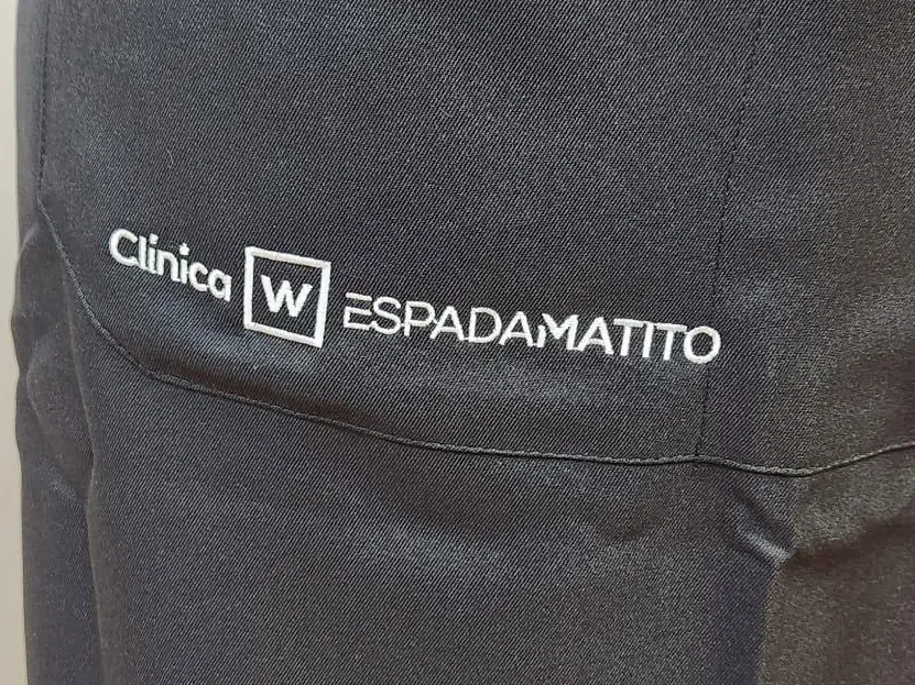 Delantal con logotipo bordado en bolsillo frontal