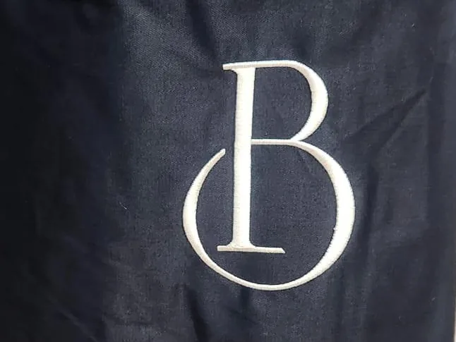 Delantal con logotipo bordado en faldón lateral