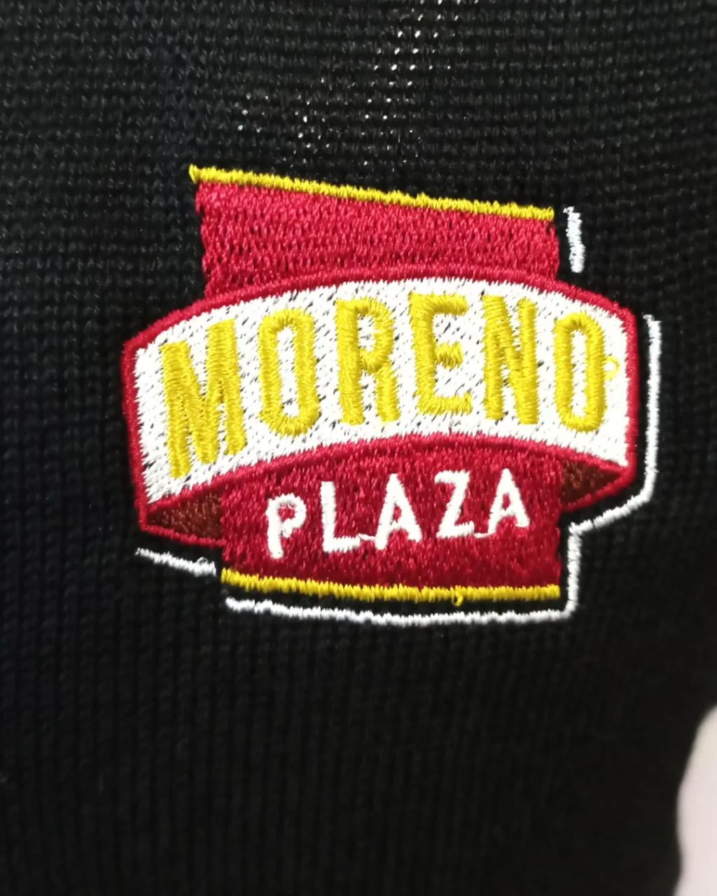 Prenda con logotipo bordado en el pecho izquierdo