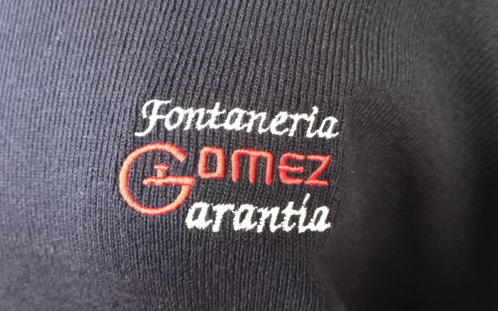 Prenda con logotipo bordado en el pecho izquierdo