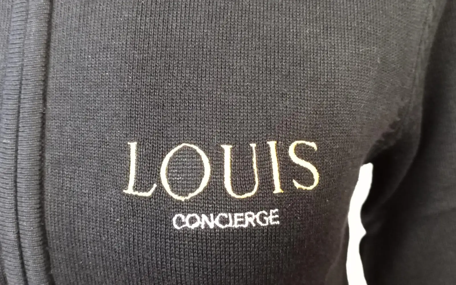 Prenda con logotipo bordado en el pecho izquierdo