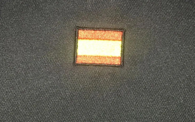 Polo con logotipo bordado en la nuca