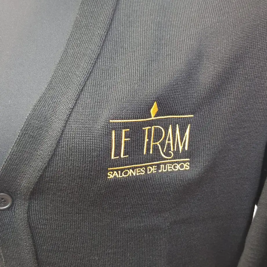 Prenda con logotipo bordado en el pecho izquierdo