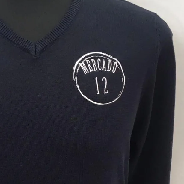 Prenda con logotipo bordado en el pecho izquierdo