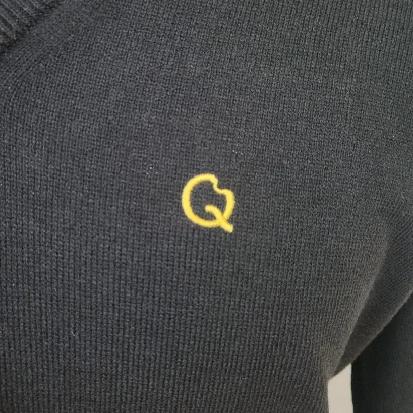 Prenda con logotipo bordado en el pecho izquierdo