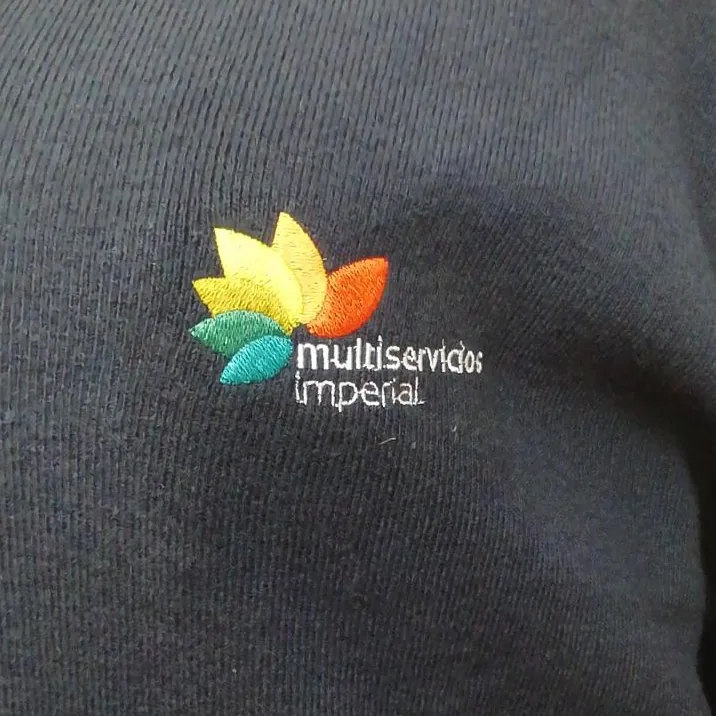 Prenda con logotipo bordado en el pecho izquierdo