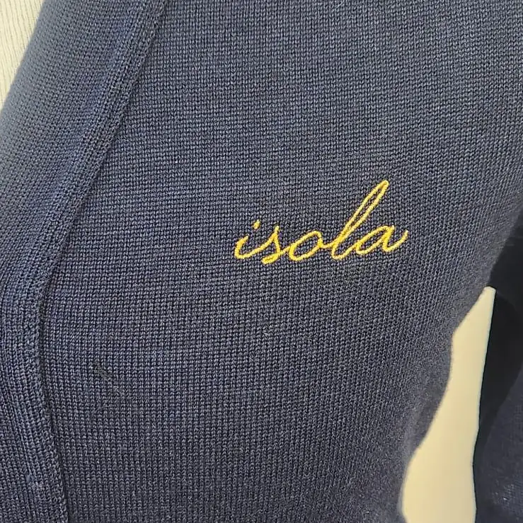 Prenda con logotipo bordado en el pecho izquierdo