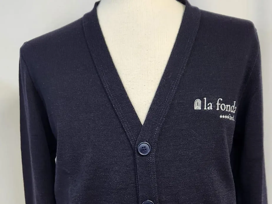 Chaqueta con logotipo bordado en el pecho izquierdo