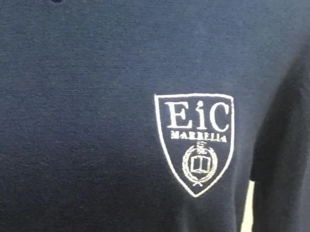 Prenda con logotipo bordado en pecho izquierdo