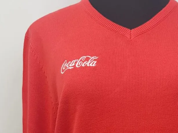 Prenda con logotipo bordado en pecho derecho