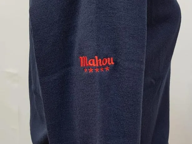 Prenda con logotipo bordado en manga