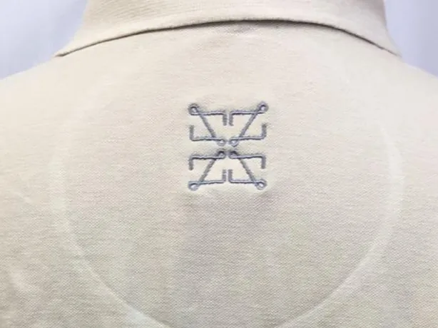 Polo con logotipo bordado en cuello o nuca
