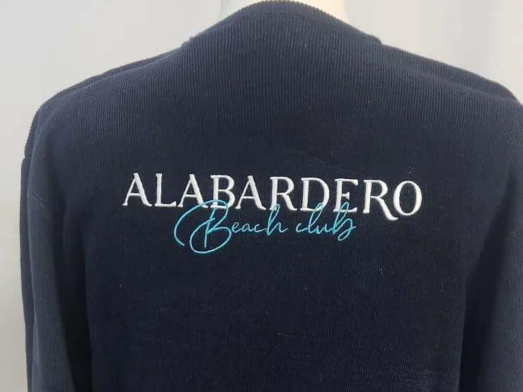 Prenda con logotipo bordado en espalda alta