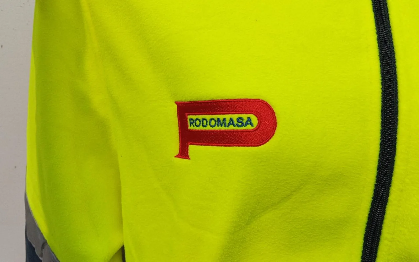 Forro polar con logotipo bordado en el pecho derecho