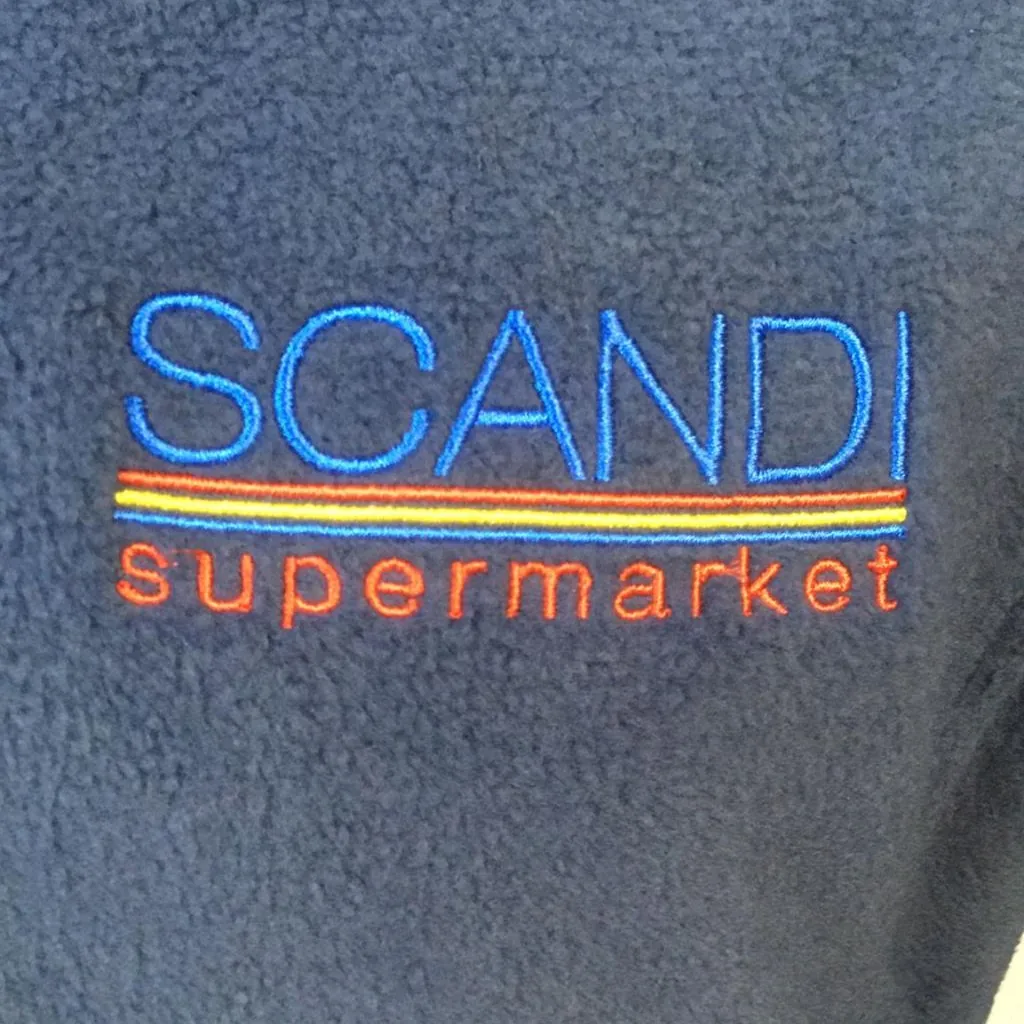Forro polar con logotipo bordado en el pecho izquierdo