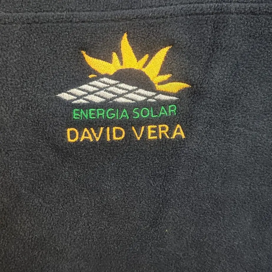 Forro polar con logotipo bordado en el pecho derecho
