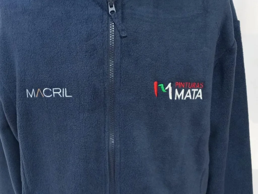 Forro polar con logotipo bordado en el pecho izquierdo