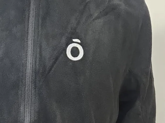 Forro polar con logotipo bordado en pecho izquierdo