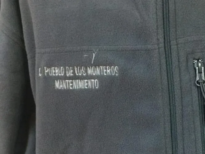 Forro polar con logotipo bordado en pecho derecho