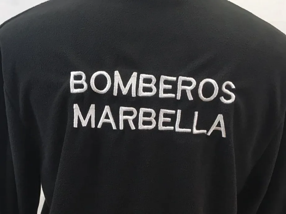 Forro polar con logotipo bordado en espalda alta