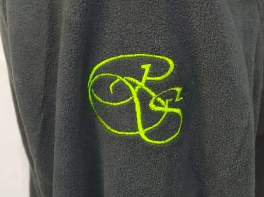 Forro polar con logotipo bordado en manga