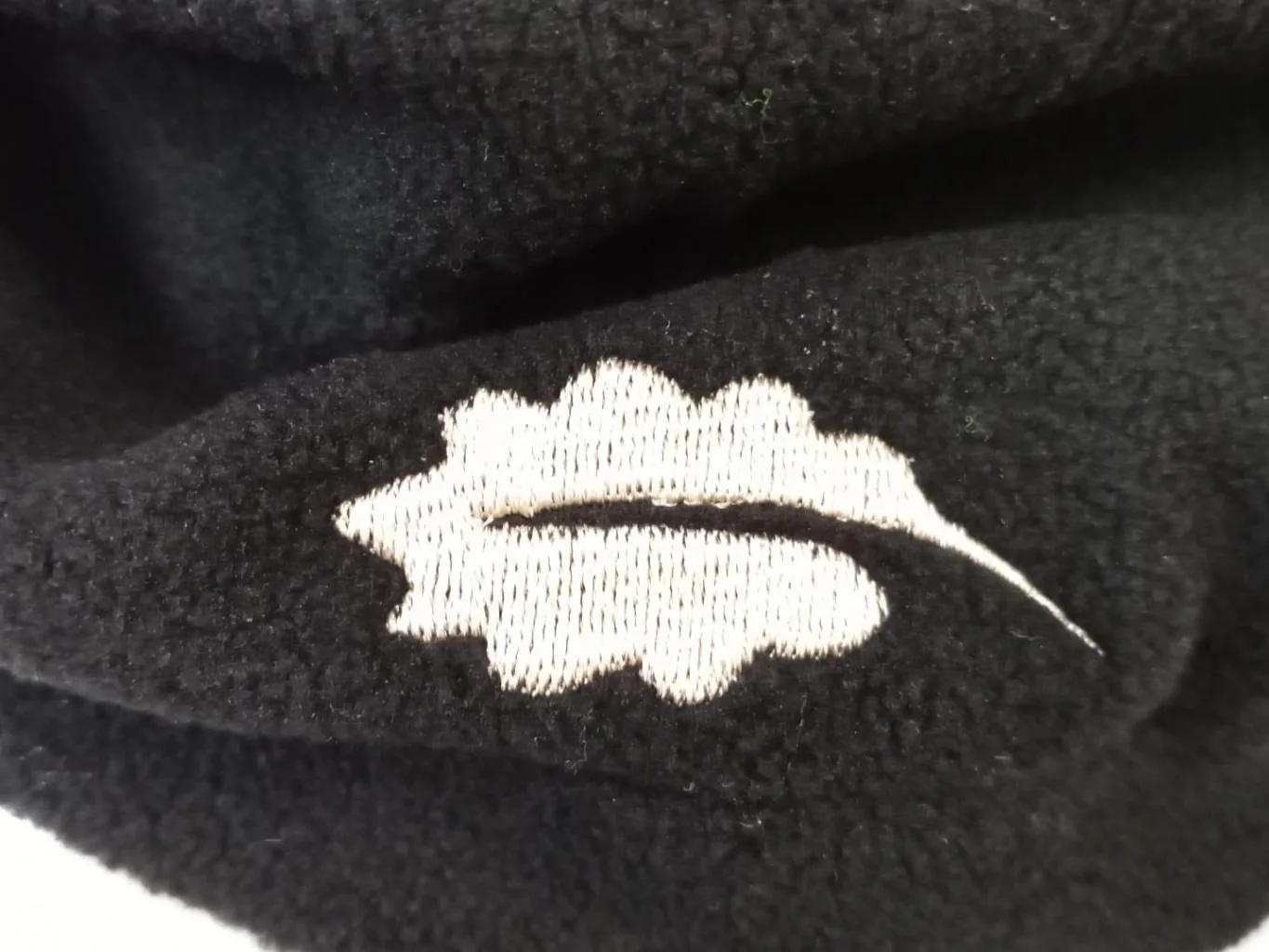 Forro polar con logotipo bordado en cuello alto