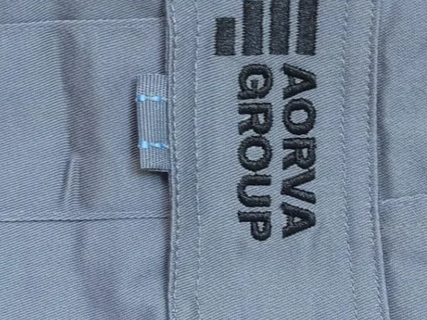 Pantalón con logotipo bordado en bolsillo