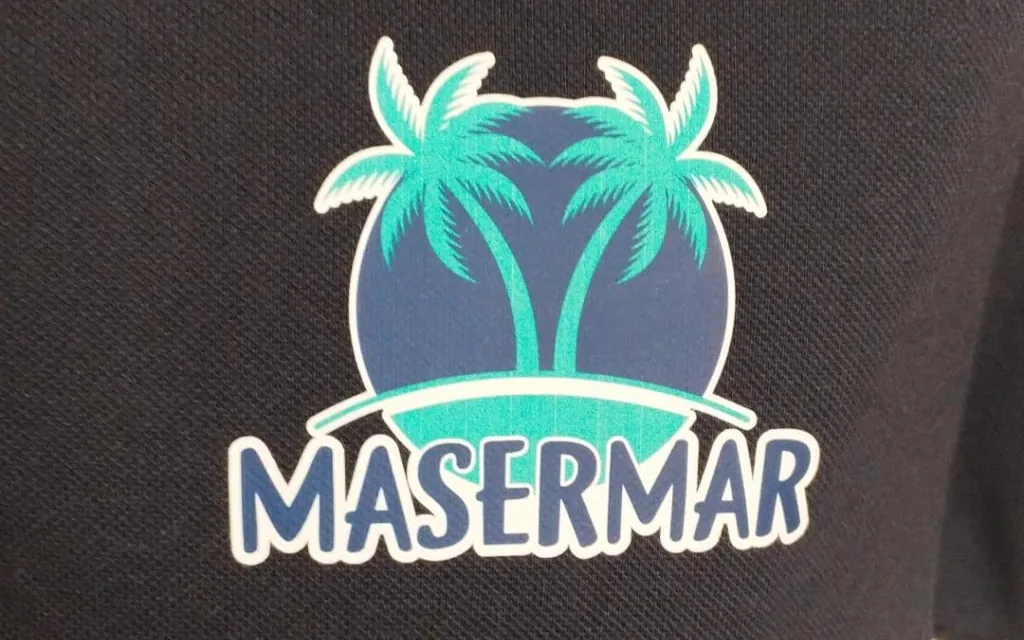 Polo con logotipo estampado en DTF en el pecho izquierdo