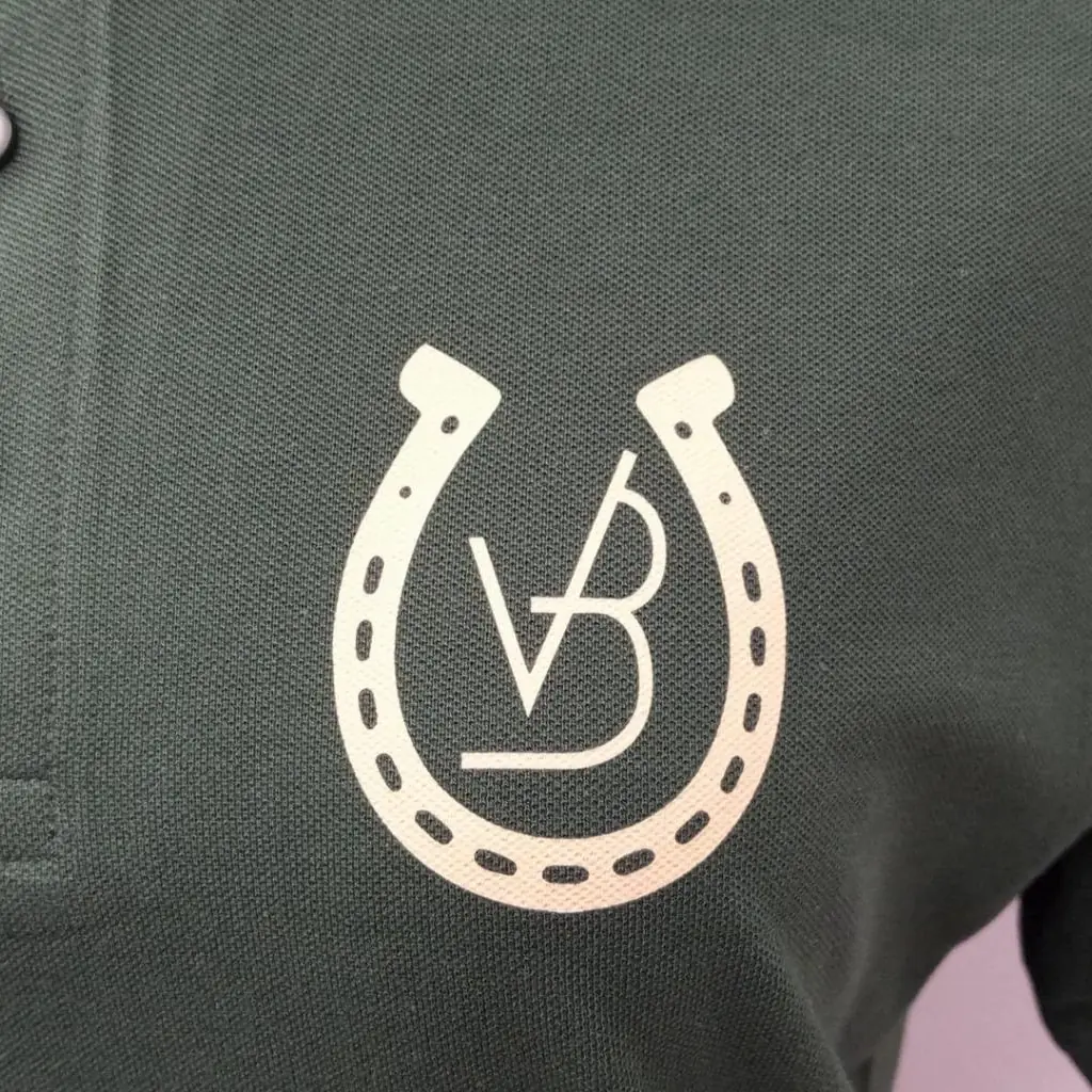 Polo con logotipo estampado en DTF en el pecho izquierdo