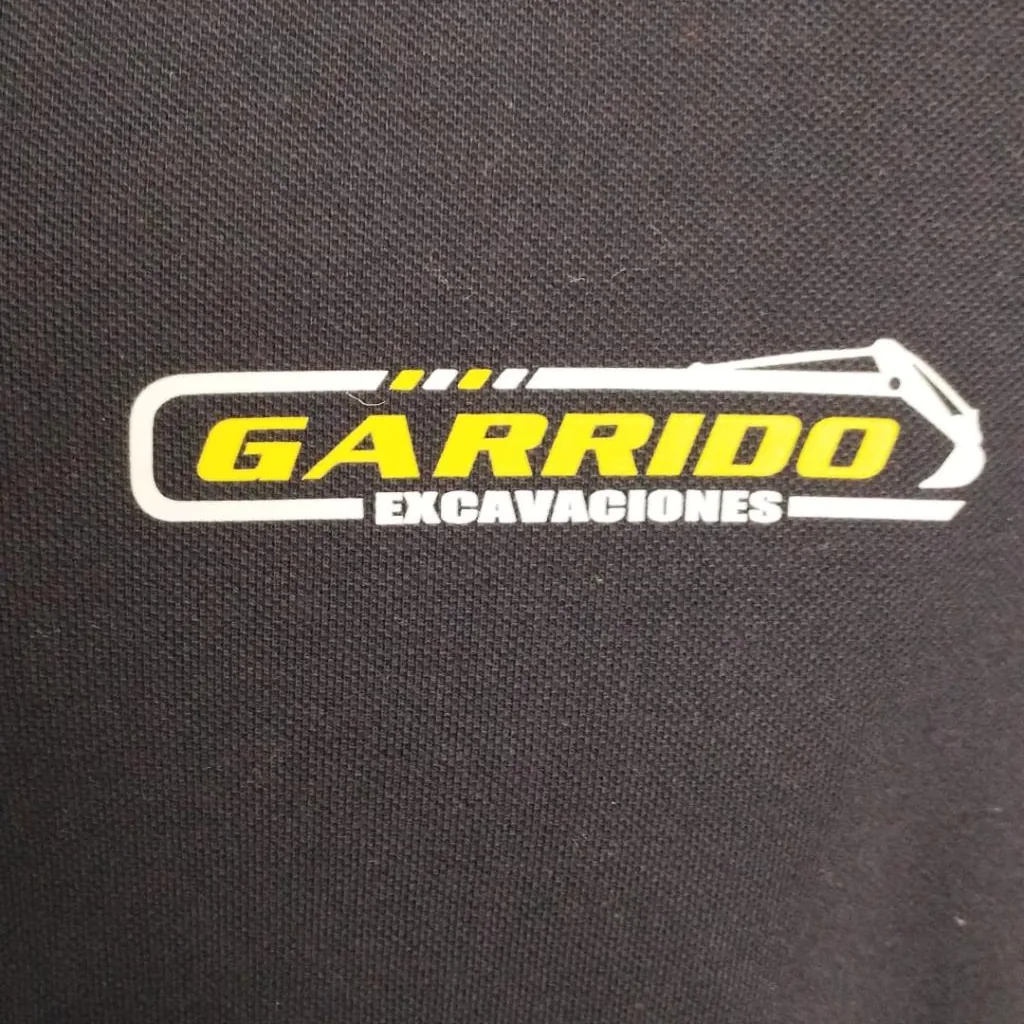 Polo con logotipo estampado en DTF en el pecho izquierdo